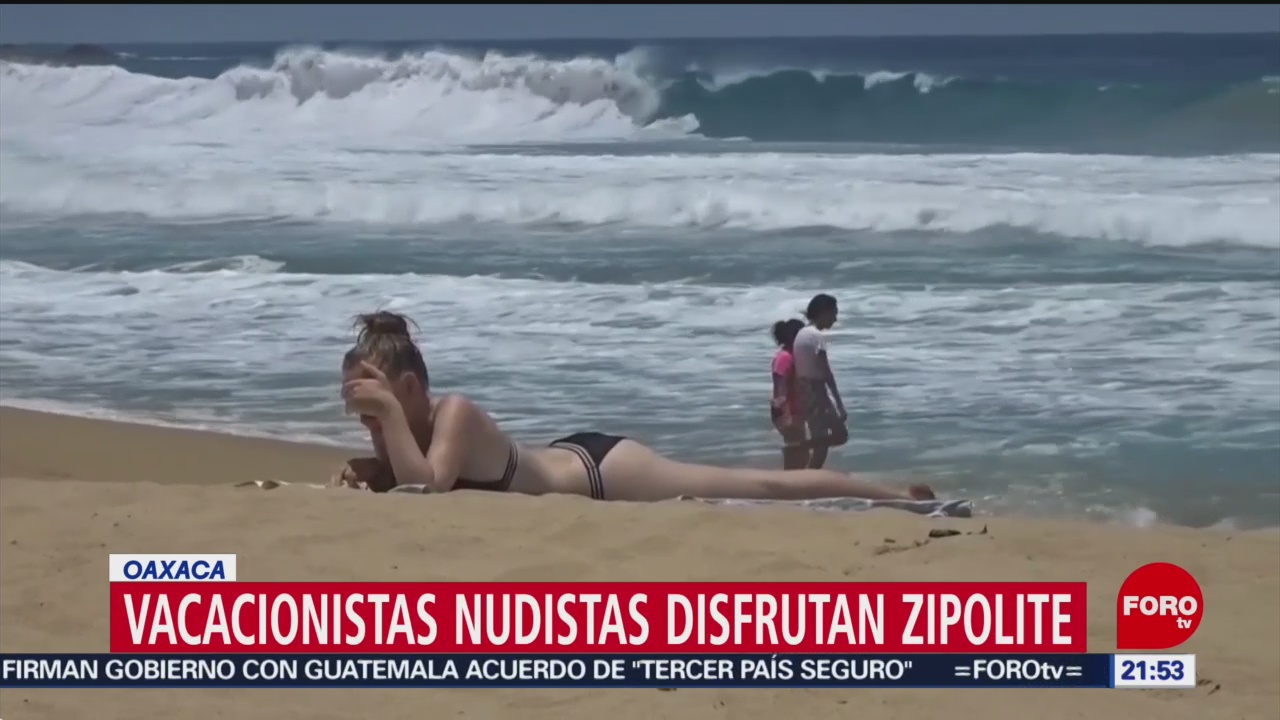 FOTO: Vacacionistas nudistas disfrutan Zipolite, Oaxaca, 28 Julio 2019