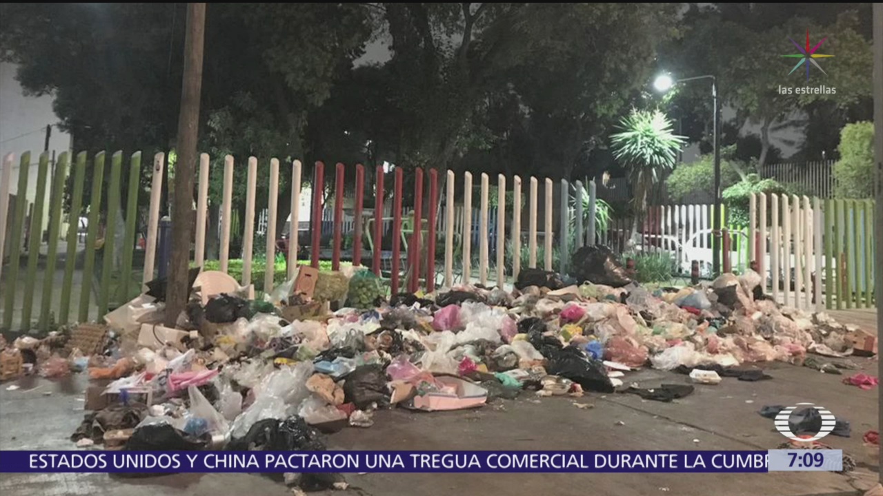 Vecinos tiran basura frente a parque en Arcos de Belén