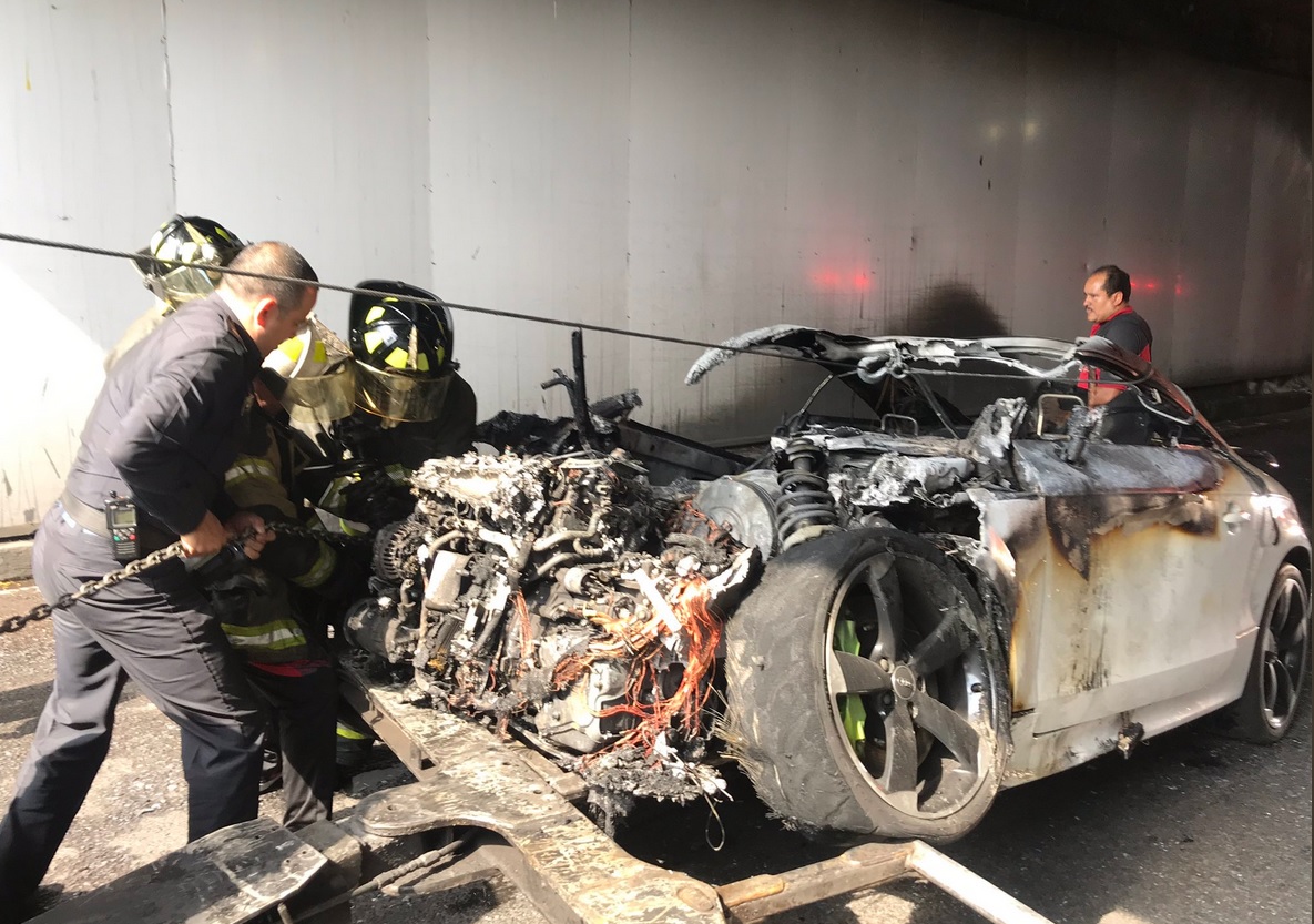 Se incendia vehículo en bajo puente de Circuito Interior, CDMX