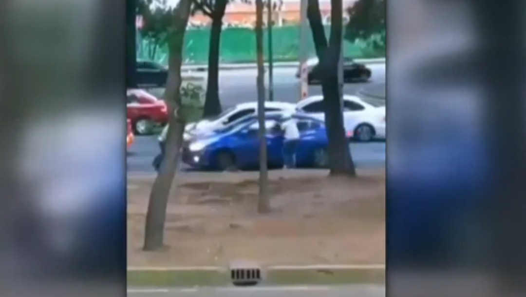 FOTO Video: Conductor evita robo usando su auto, en la CDMX (Noticieros Televisa)