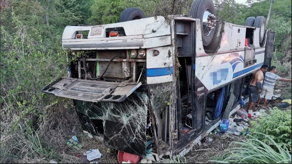 Foto: volcadura de autobús en carretera Acapulco-Zihuatanejo, 3 de julio 2019. Noticieros Televisa