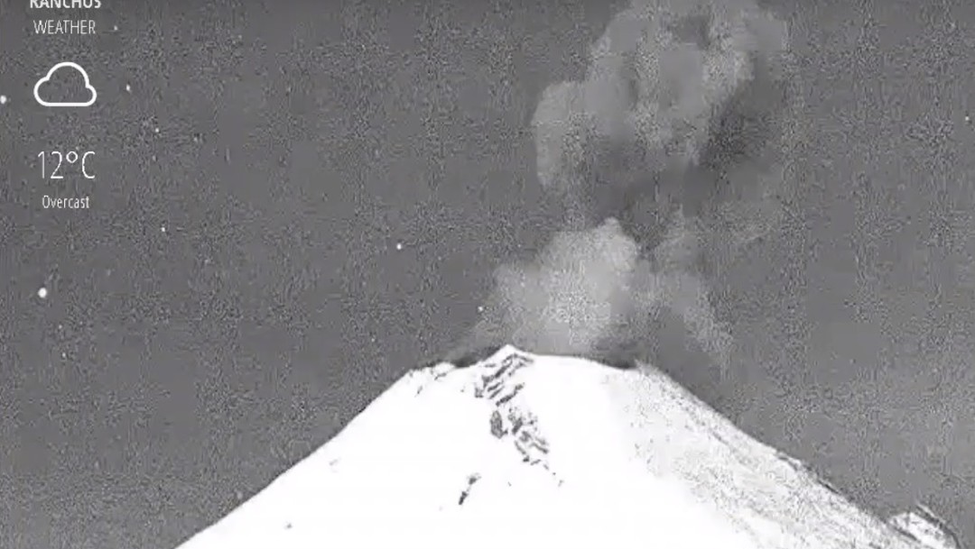 Popocatépetl lanza columna de ceniza acompañado de fragmentos incandescentes