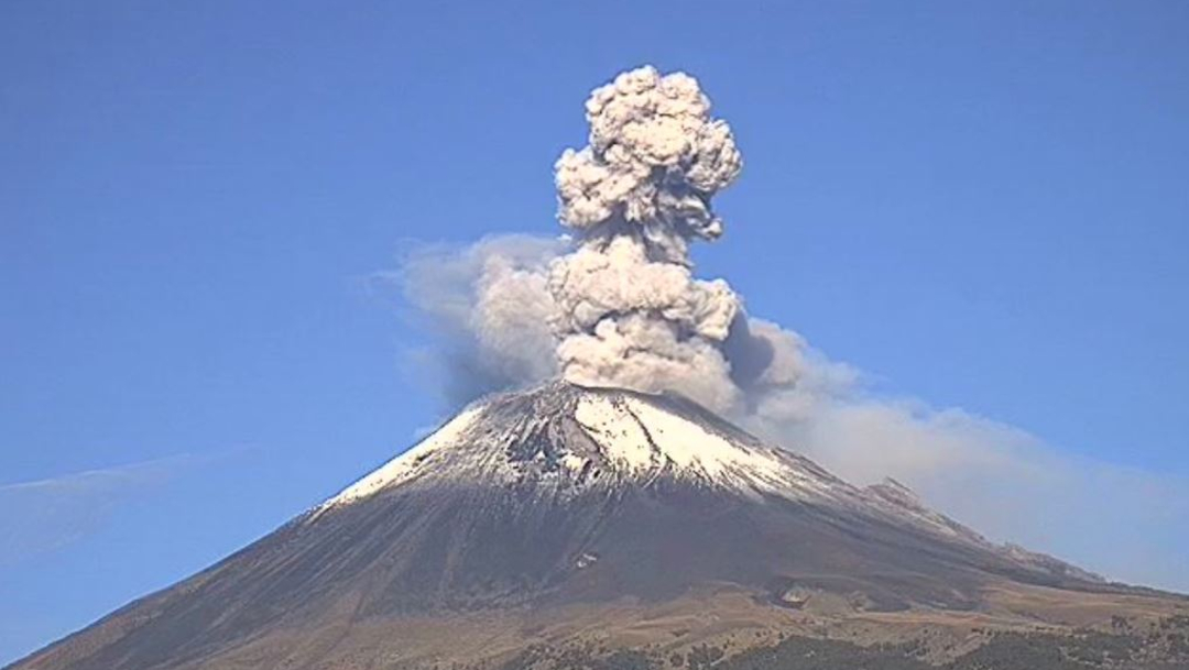 Foto: Volcán Popocatépetl registra una exhalación con una columna de 1.5 kilómetros de vapor de agua y gases, 28 julio 2019