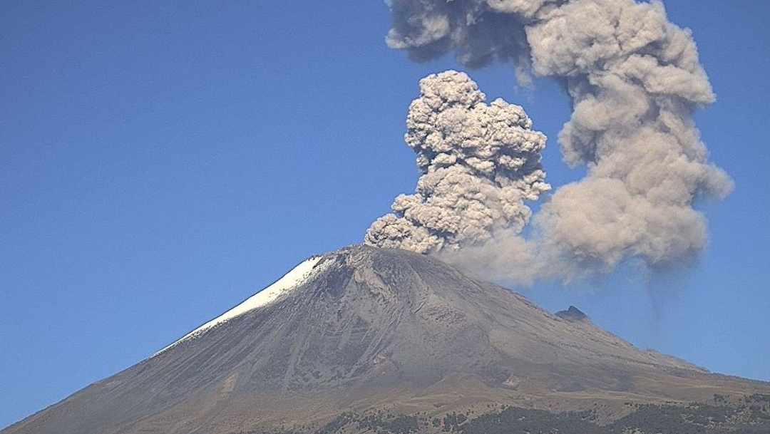 FOTO: El volcán Popocatépetl registra una fumarola de vapor de agua, gas y ceniza, 7 julio 2019