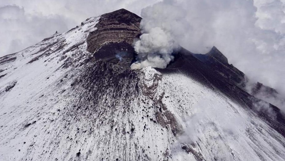 Foto: Sobrevuelo de monitoreo al volcán Popocatépetl, el 21 de julio de 2019 (Twitter: @ICCSV_oficial)