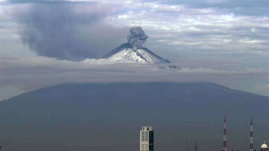 Foto: Los sistemas de monitoreo del volcán Popocatépetl identificaron 180 exhalaciones en las últimas 24 horas, el 19 de julio de 2019 (EFE)