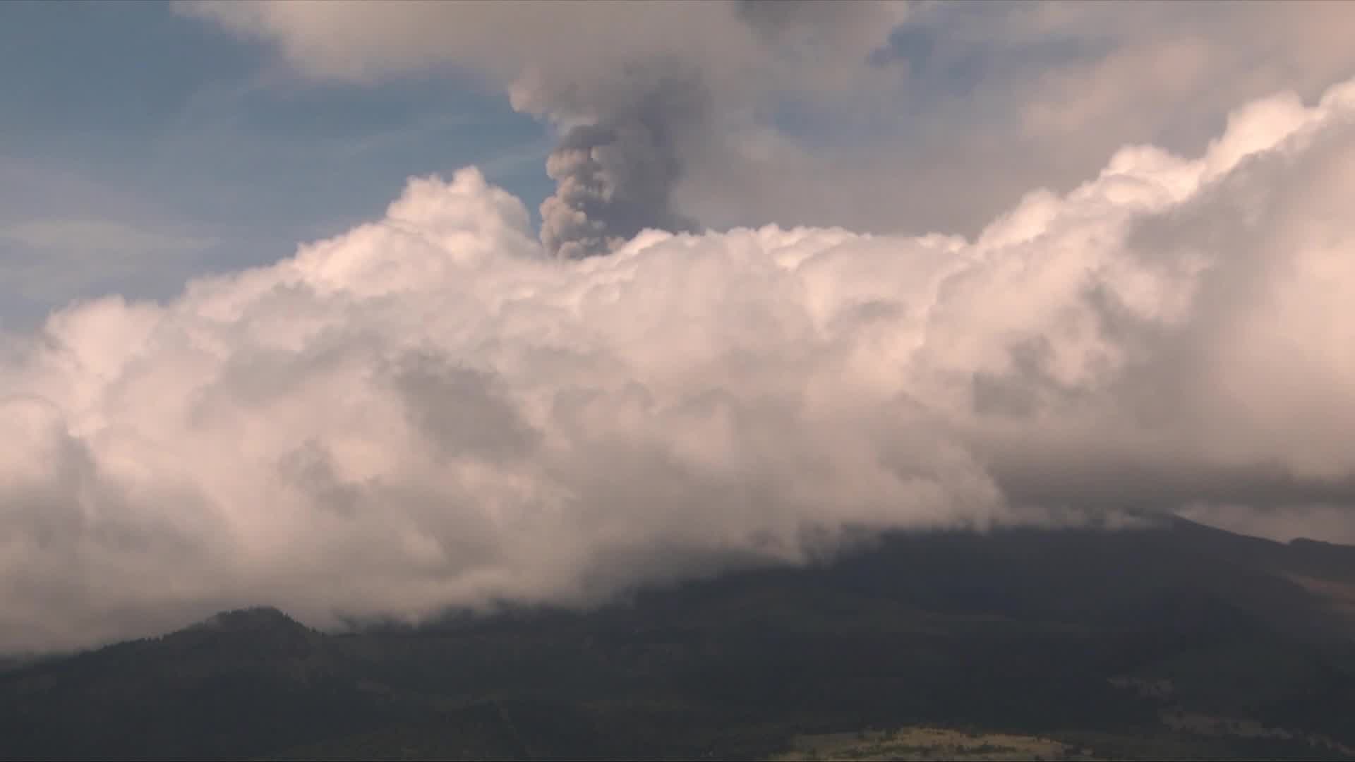 Volcán Popocatépetl emite fumarola de mil 800 metros de altura