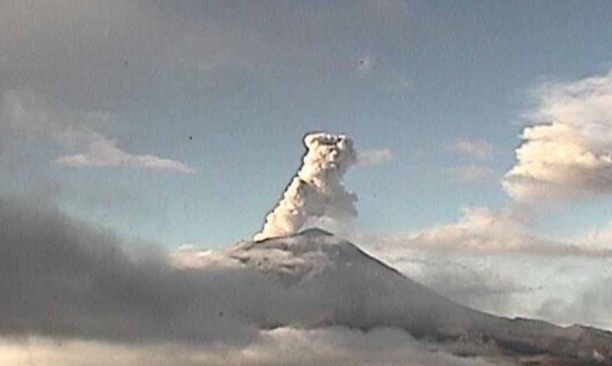 Volcán Popocatépetl emite fumarolas con columnas de ceniza de 800 metros