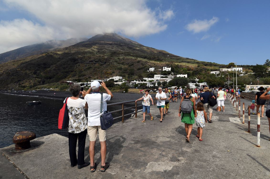 Foto: Turistas toman fotos al volcán Stromboli en Italia, el cual aumentó su actividad en los últimos días, el 5 de julio de 2019 (AP)