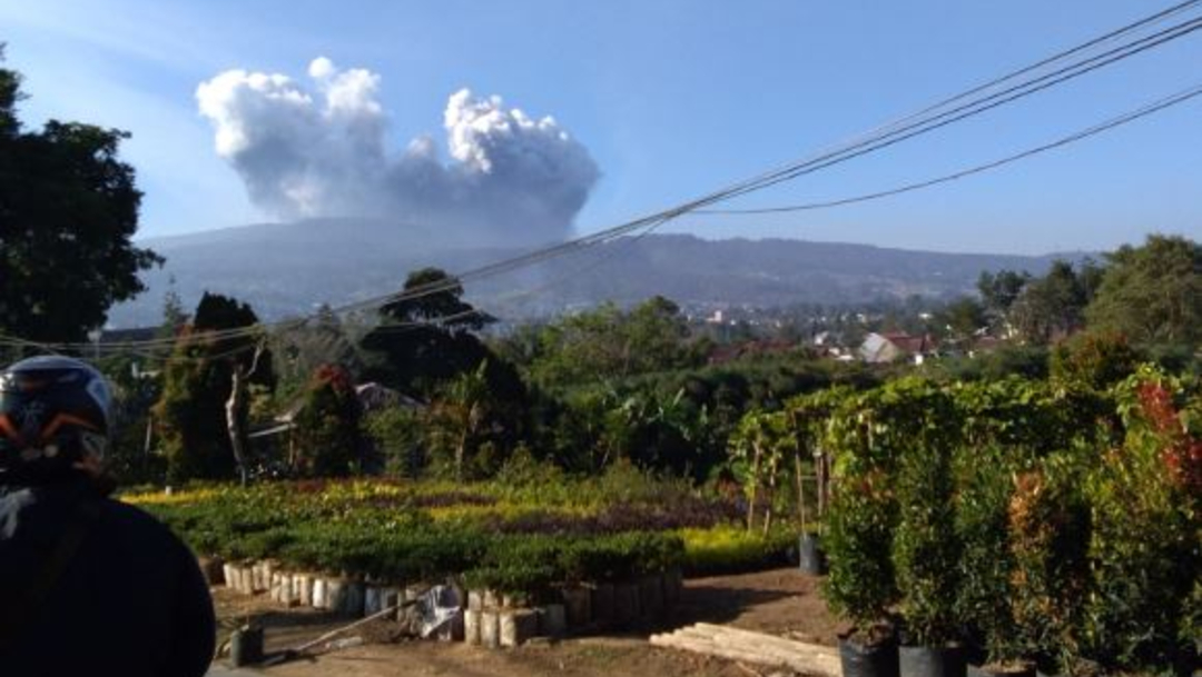 Foto: El volcán Tangkuban Parahu, en Indonesia, entró en erupción y provocó una columna de ceniza de 200 metros, 26 julio 2019