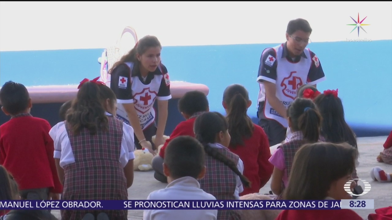 Voluntarios de Cruz Roja enseñan primeros auxilios a niños