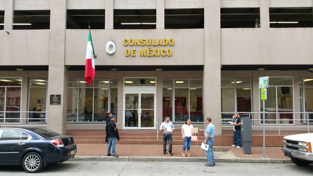 Consulado mexicano atiende a familiares de detenidos en redada antimigrantes en Mississippi