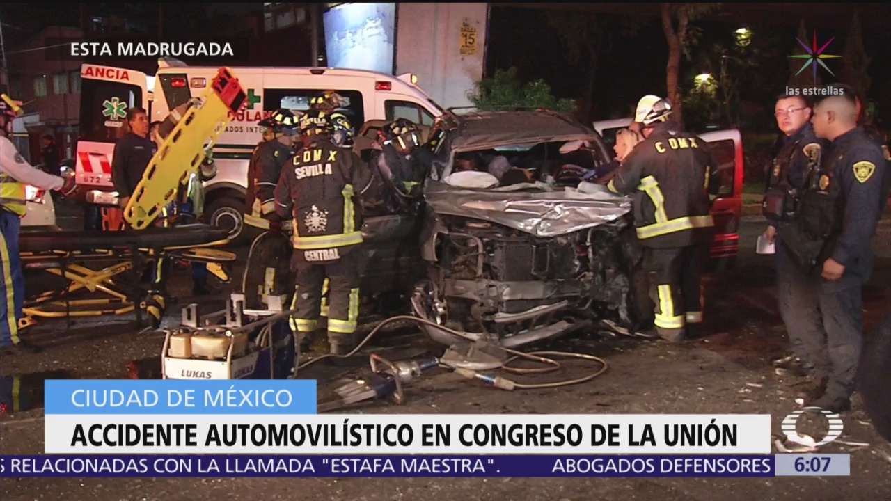 Accidente vehicular en Congreso de la Unión deja tres heridos