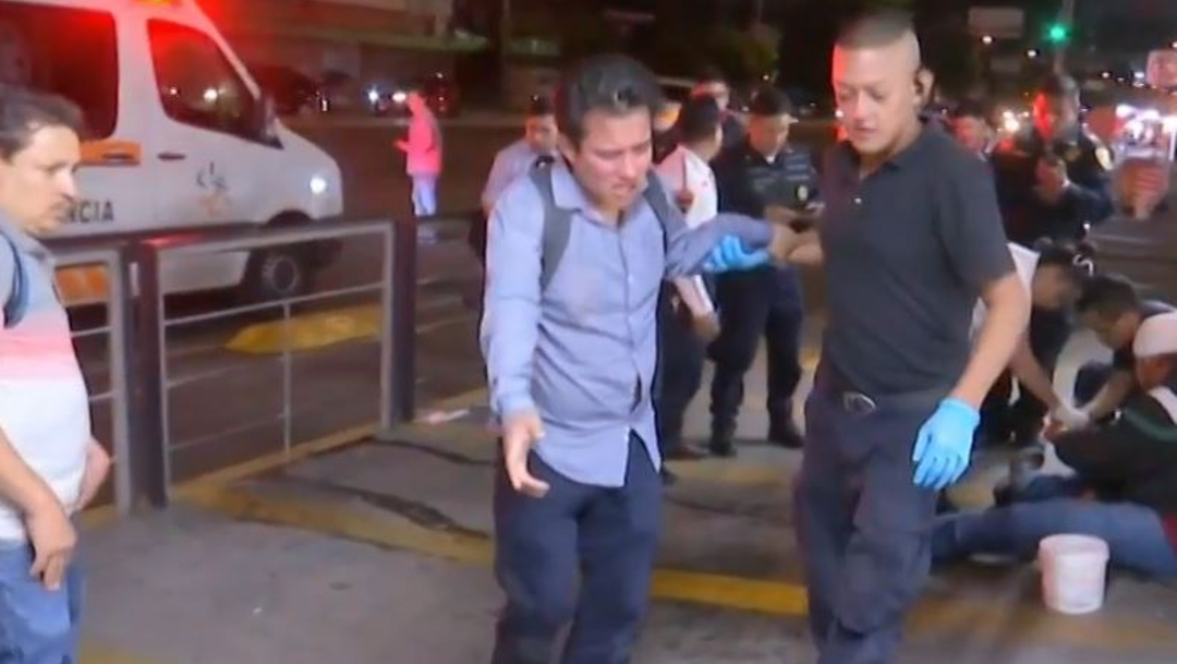 Foto: Otros hombres y mujeres acudieron ante el ministerio público, a iniciar una carpeta de investigación por lo ocurrido, 17 de agosto de 2019 (Noticieros Televisa)