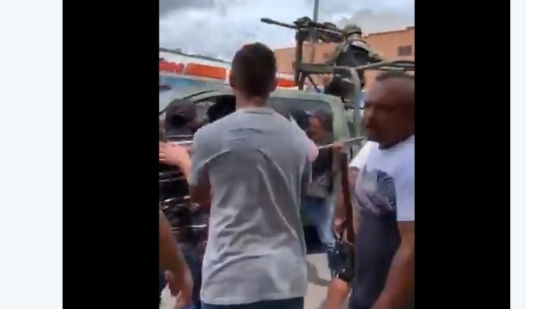 Video: Militares detienen a ‘halcón’, pero habitantes los agreden para exigir su liberación