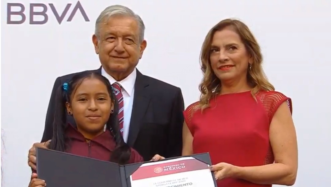 Foto: López Obrador, Beatriz Gutiérrez y alumna de Olimpiada del Conocimiento, 29 de agosto de 2019, Ciudad de México