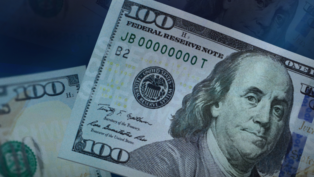 FOTO Dólares decomisados y cuentas congeladas, también para pobres, anuncia AMLO; en la imagen, un billete de 100 dólares (AP, archivo)