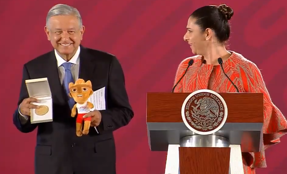 FOTO AMLO recibe medalla conmemorativa de los Juegos Panamericanos Lima 2019, en agradecimiento por su apoyo a deportistas (YouTube)