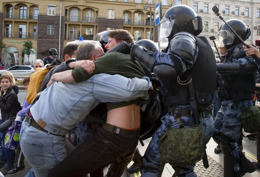 Foto: Al menos 600 personas fueron detenidas este sábado durante las protestas en Moscú, Rusia, 3 de agosto de 2019 (AP)