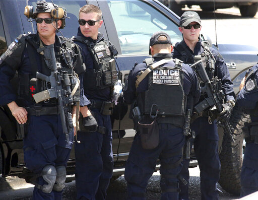 Foto: Varios agentes acudieron a la llamada de emergencia tras reportarse tiroteo en centro comercial en El Paso, Texas, 3 de agosto de 2019 (AP)