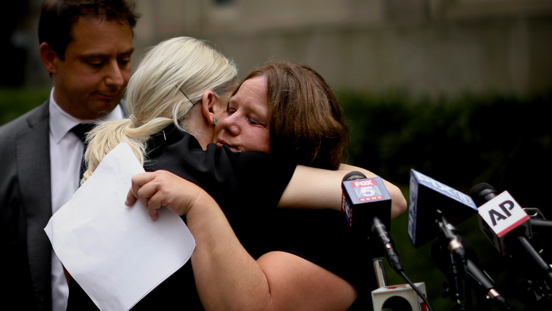 Foto: Las víctimas celebraron la entrada en vigor de la Ley, 14 de agosto de 2019 (AP)