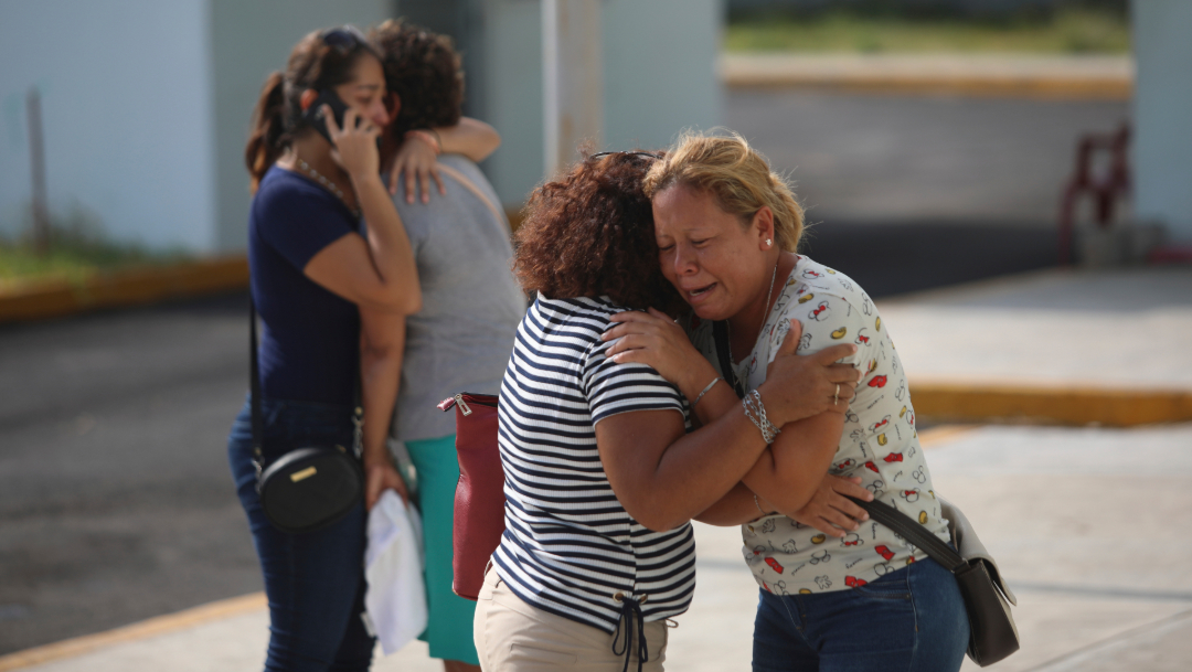 Familiares lloran a sus familiares muertos, 28 de agosto de 2019 (AP)