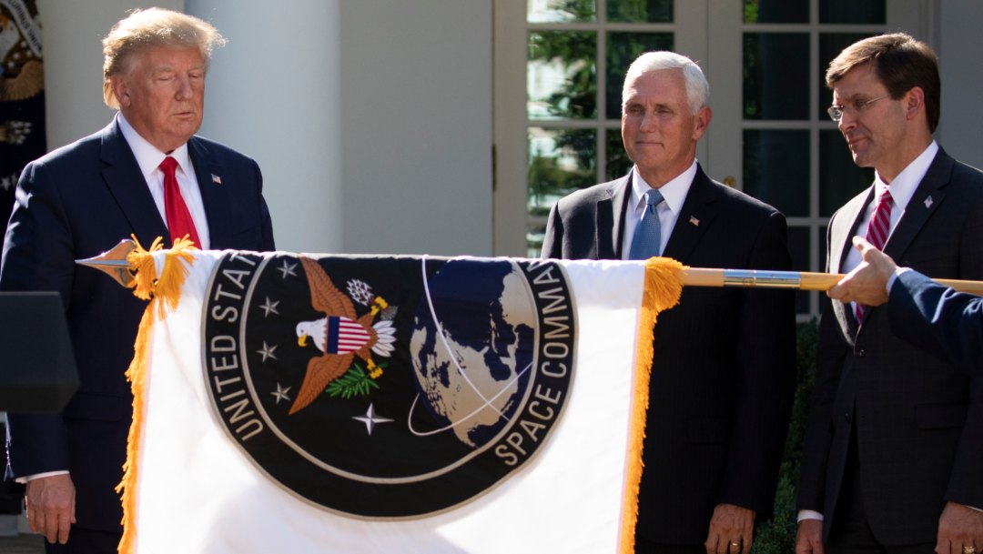 Foto: Trump y Mike Pence con la bandera de la nueva Fuerza Armada, 29 de agosto de 2019 (AP)