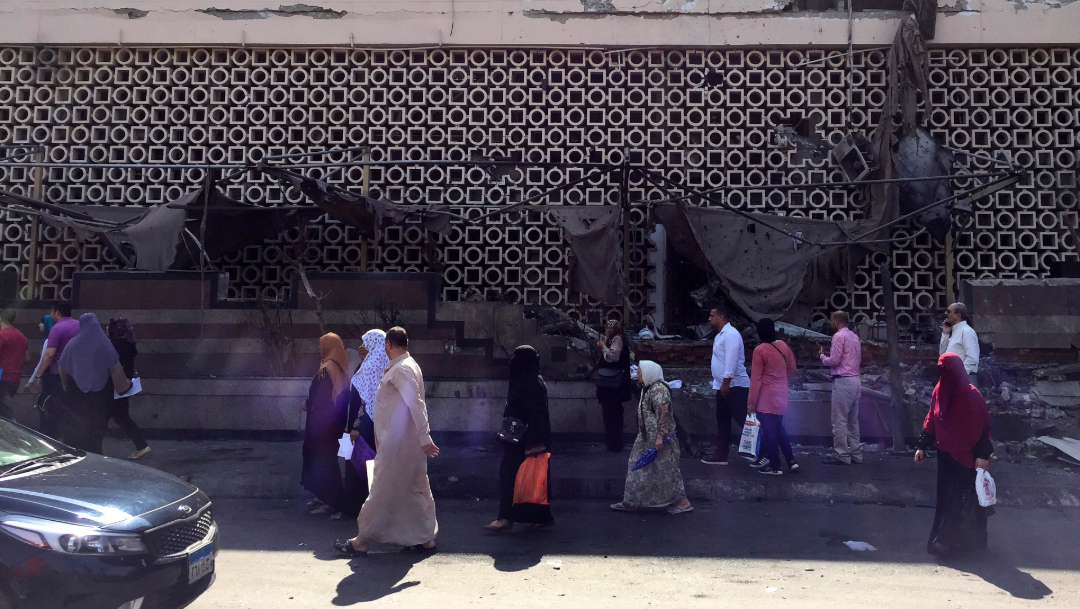 FOTO Descubren explosivos en auto que chocó varios vehículos en El Cairo (AP)