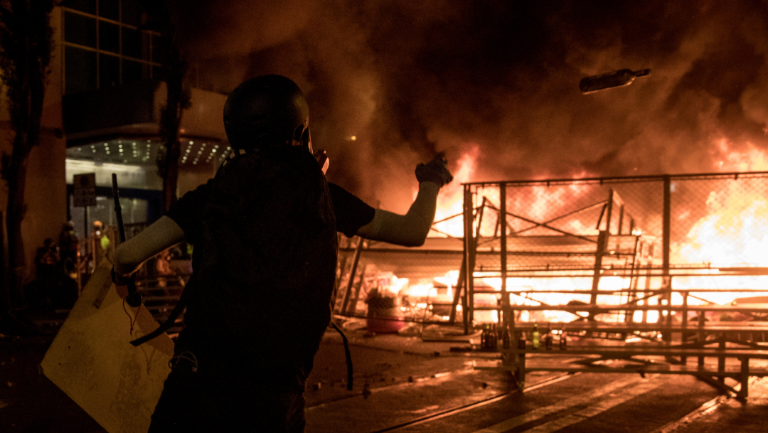 Foto: Un grupo de manifestantes en Hong Kong prendió fuego a una enorme barricada, 31 agosto 2019