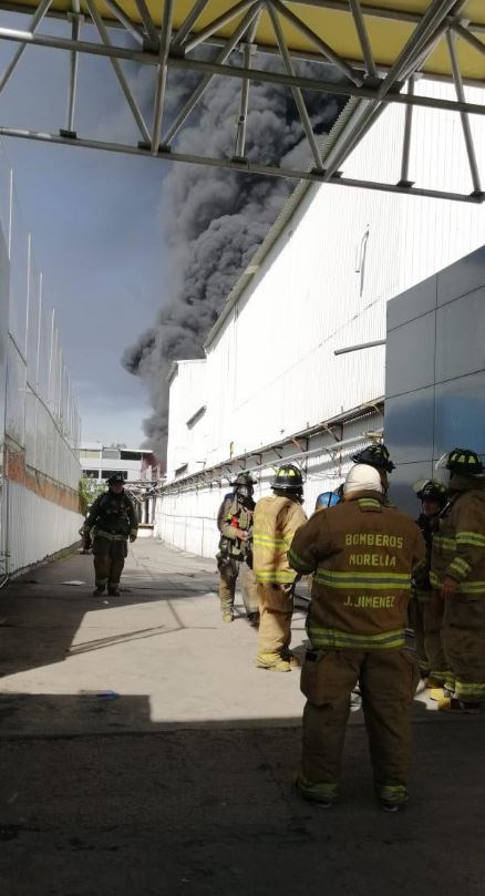 Bomberos de Morelia, Michoacán, atienden incendio en fábrica de plásticos. (PC Michoacán)