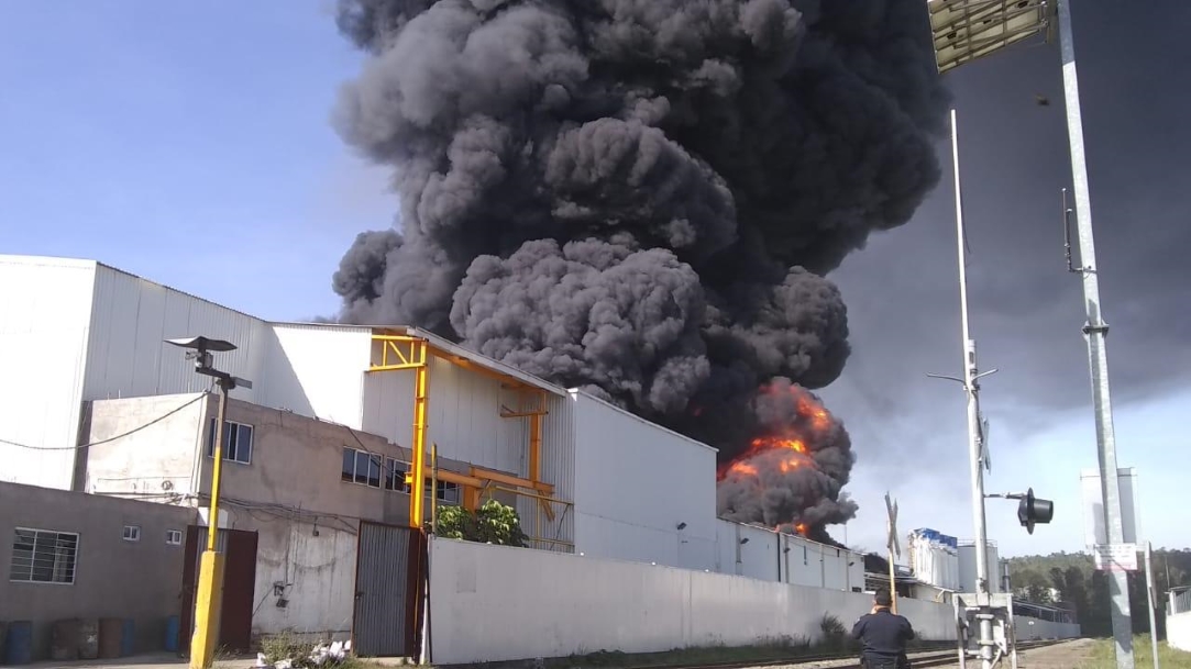 Foto Bomberos de Morelia, Michoacán, atienden incendio en fábrica 20 agosto 2019