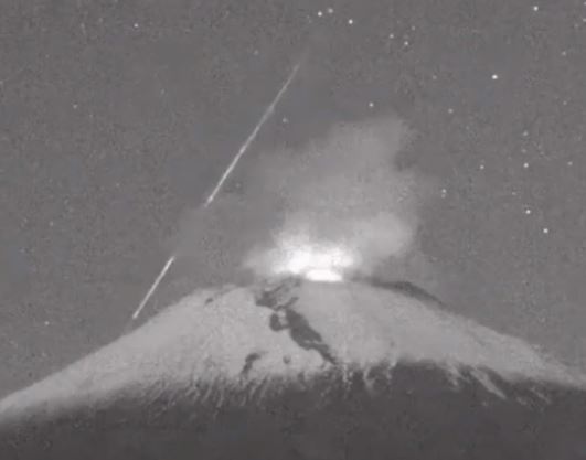 Captan caída de meteoro cerca del volcán Popocatépetl