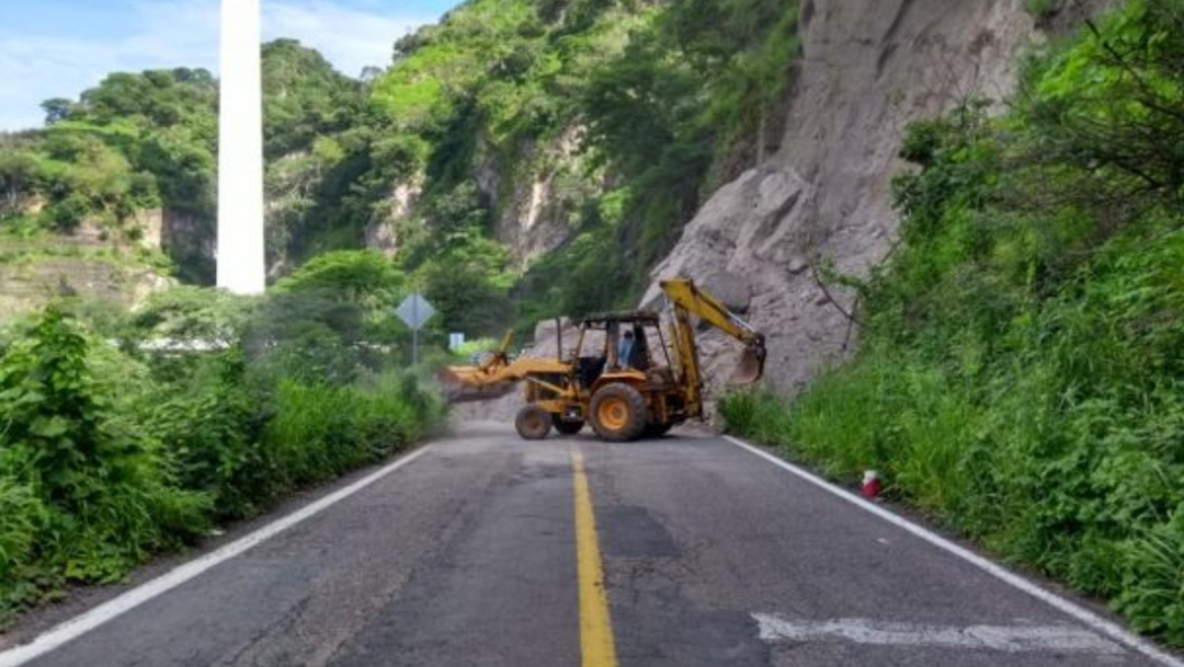 Cierran circulación por derrumbe en carretera Colima-Guadalajara