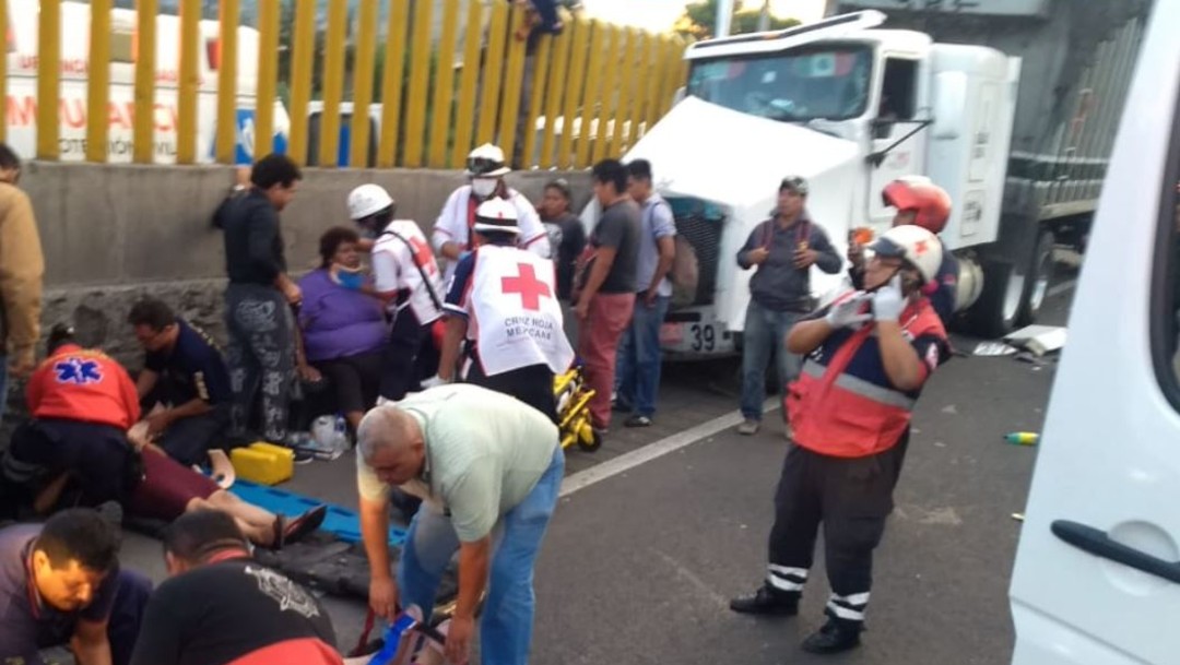 Tráiler a exceso de velocidad choca y deja 10 lesionados sobre la México- Puebla