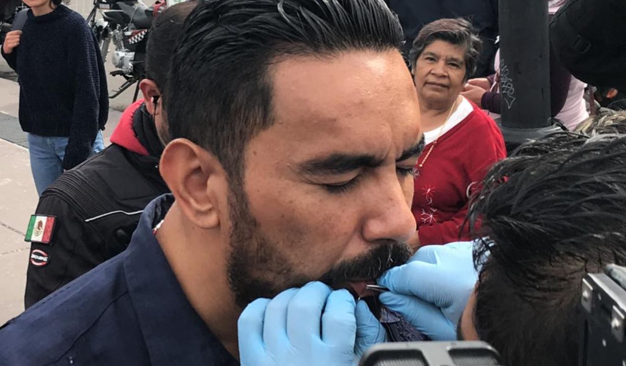 Hombre se cose labios en protesta, frente a Palacio Nacional