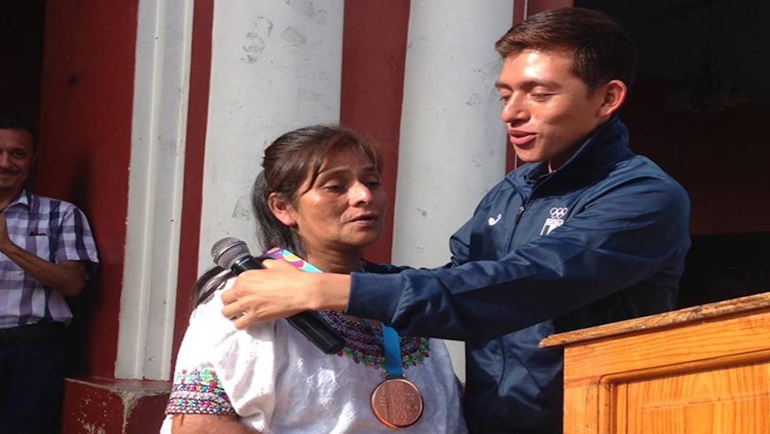 Foto Atleta da su medalla panamericana a su mamá, quien lo crió sola 16 agosto 2019