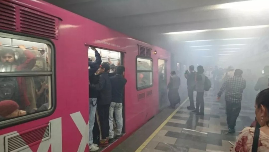 Foto; Humo metro Tlatelolco, 24 de abril 2018, Ciudad de México 