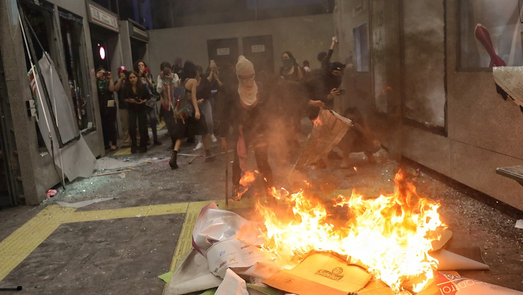 Foto: Manifestantes rompen vidrios y queman papeles al interior de la estación Insurgentes del Metrobús., 17 agosto 2019