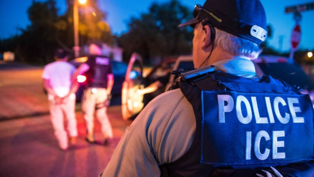 Policías del Departamento de Inmigración detienen a un indocumentado, 21 agosto 2019