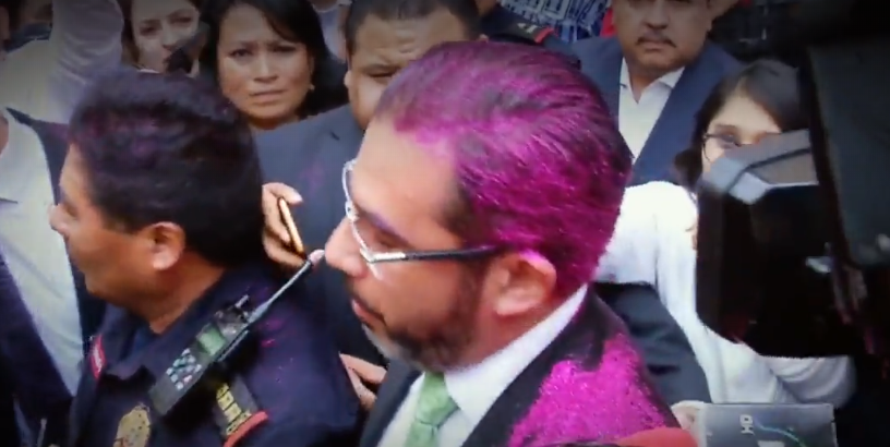 FOTO Lanzan diamantina rosa a Jesús Orta, secretario de Seguridad Pública de la CDXM, durante marcha del 12 de agosto (Noticieros Televisa)