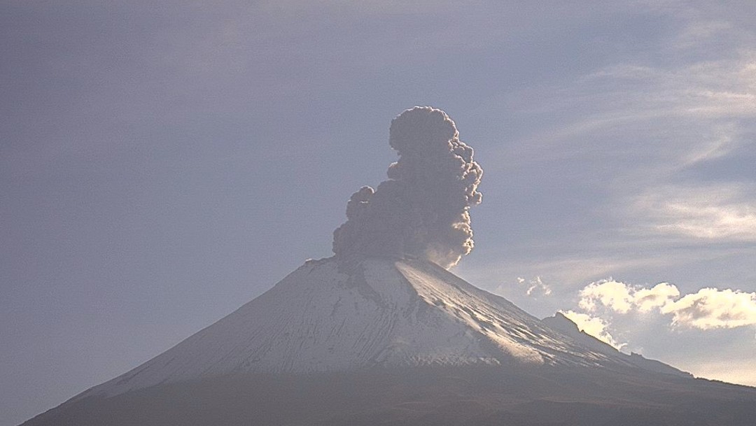 Volcán Popocatépetl emite ligera incandescencia y 125 exhalaciones
