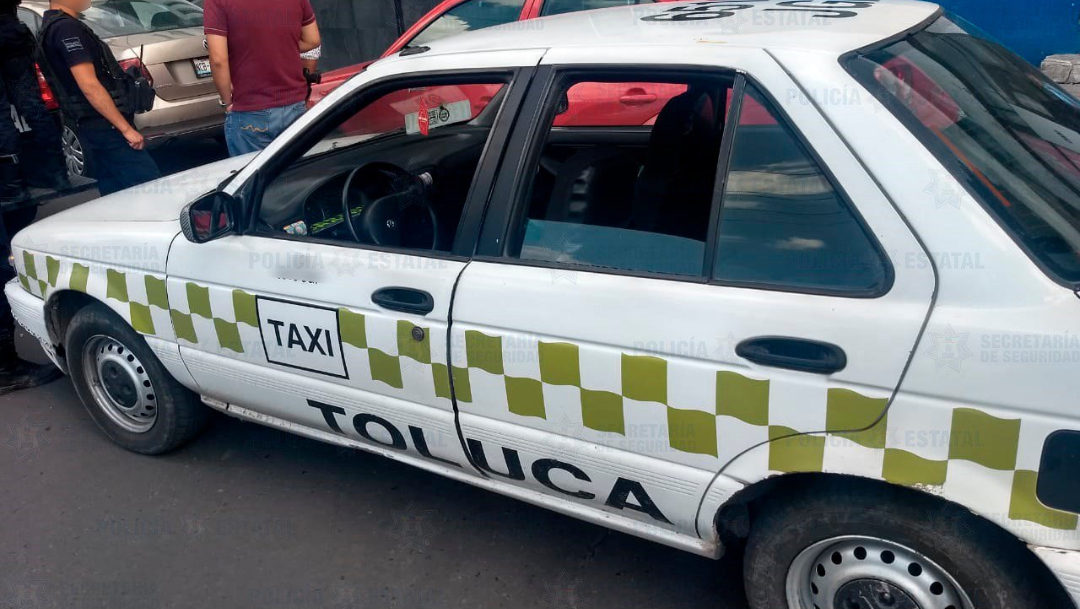 Foto: Se detuvo a los cuatro tripulantes que iban a bordo del taxi,17 de agosto de 2019 (Fiscalía Edomex)