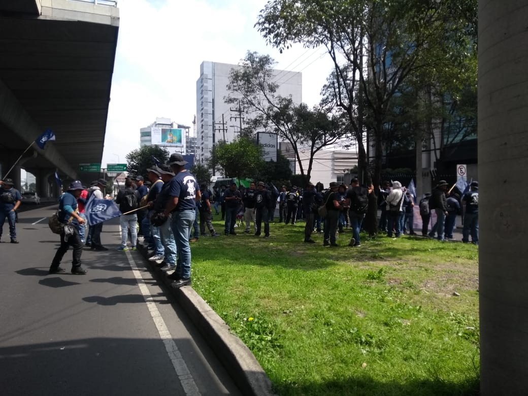 Policías federales bloquean Periférico Sur en CDMX