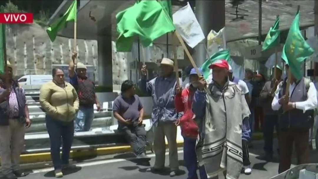 Foto:Un grupo de campesinos que protestan en la autopista México-Toluca