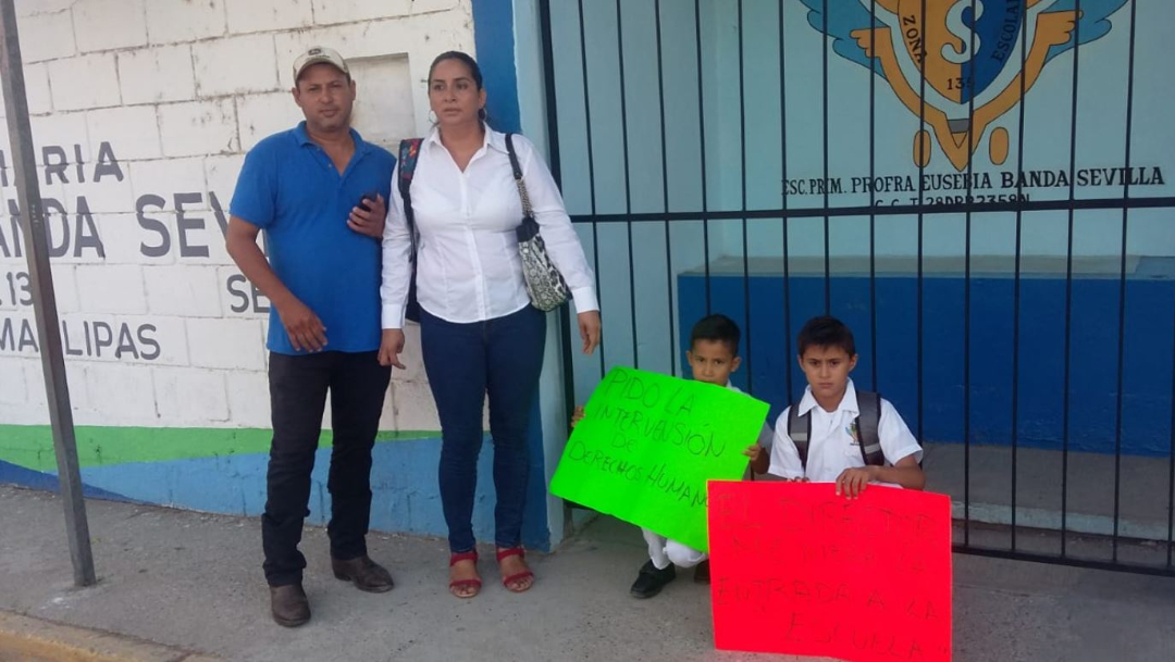 Foto: Padres de familia no permitieron el ingreso de niños a la escuela por no pagar cuota escolar, 29 agosto 2019