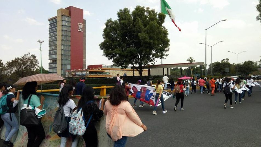 Foto: Estudiantes del Movimiento de Aspirantes Excluidos de la Educación Superior frente al edificio de Rectoría de la UNAM, 2 agosto 2019