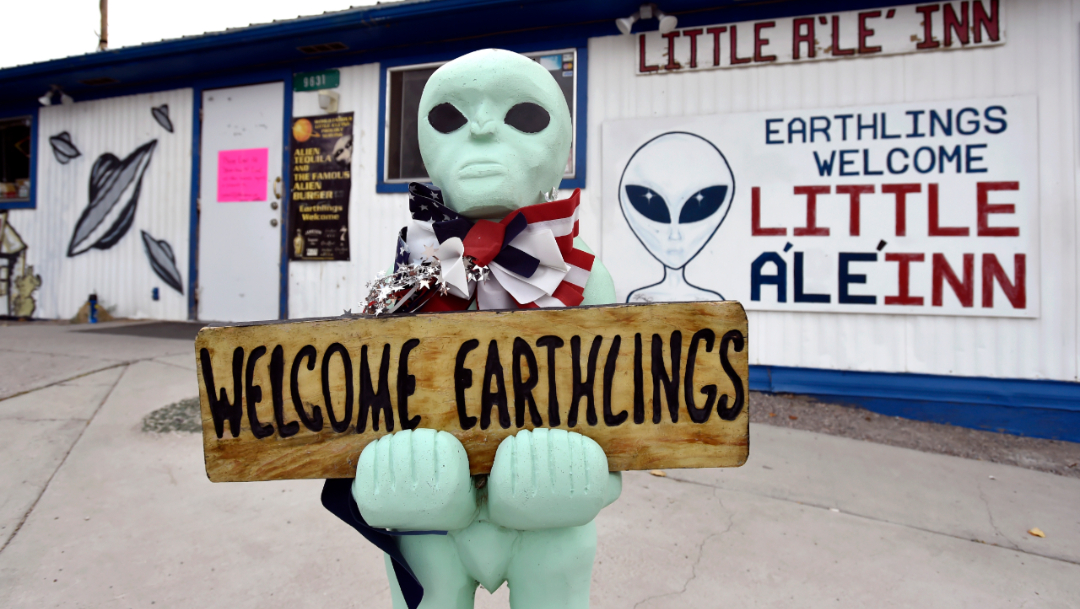 Foto:La figura de un extraterrestre da la bienvenida a los turistas en un restaurante en Rachel, Nevada, 1 agosto 2019
