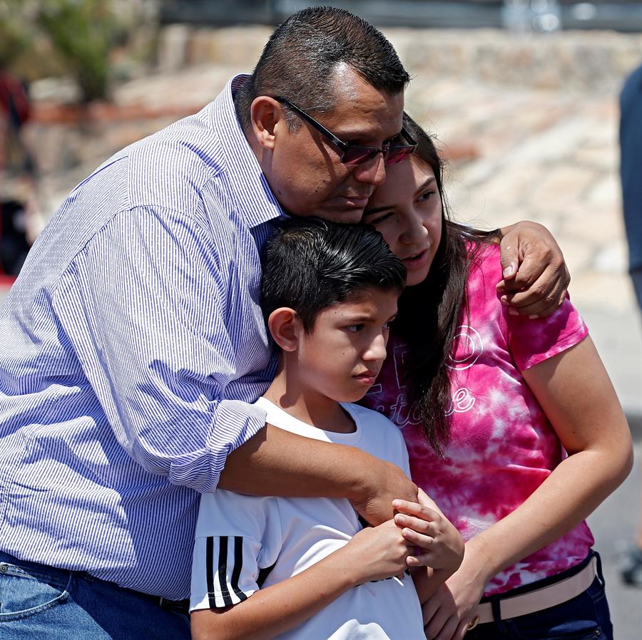Foto: Integrantes de la comunidad latina acuden al memorial de las víctimas del tiroteo en El Paso, Texas, 4 de agosto de 2019, (EFE)