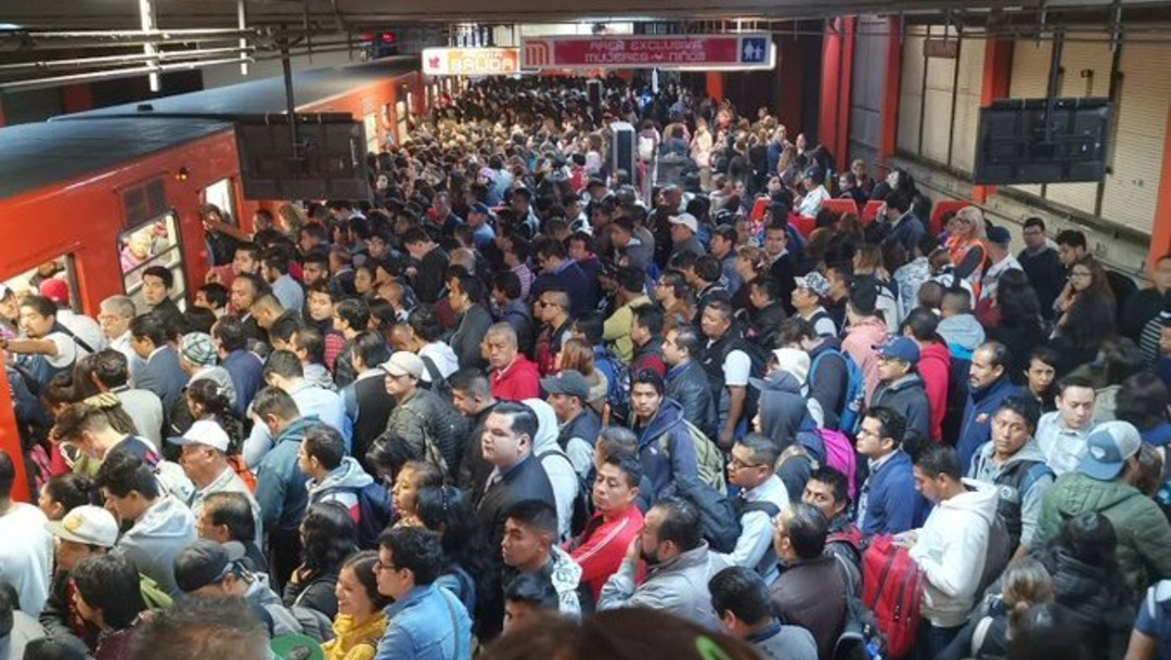 FOTO Falla en Metro CDMX afecta a miles de usuarios (Twitter)