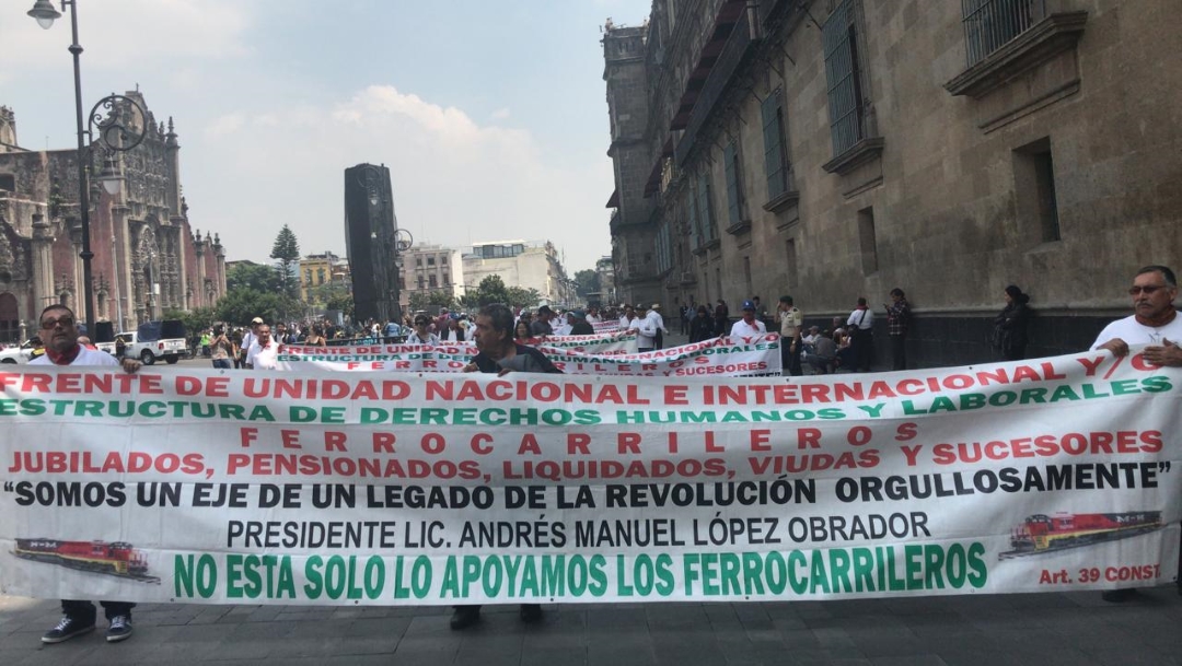 Ferrocarrileros protestan afuera de Palacio Nacional en CDMX 